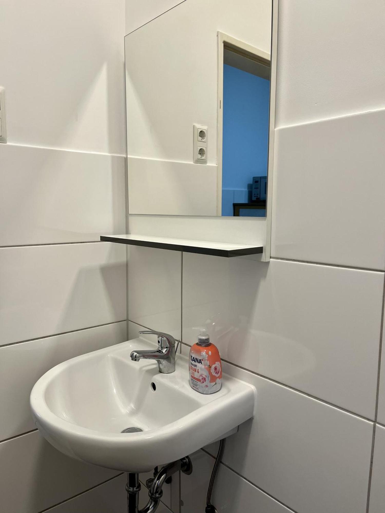 Nostalgie Apartment - 3 Zimmer, 5 Betten, 7 Personen, Kontaktloses Einchecken, Netflix ヴッパータール エクステリア 写真